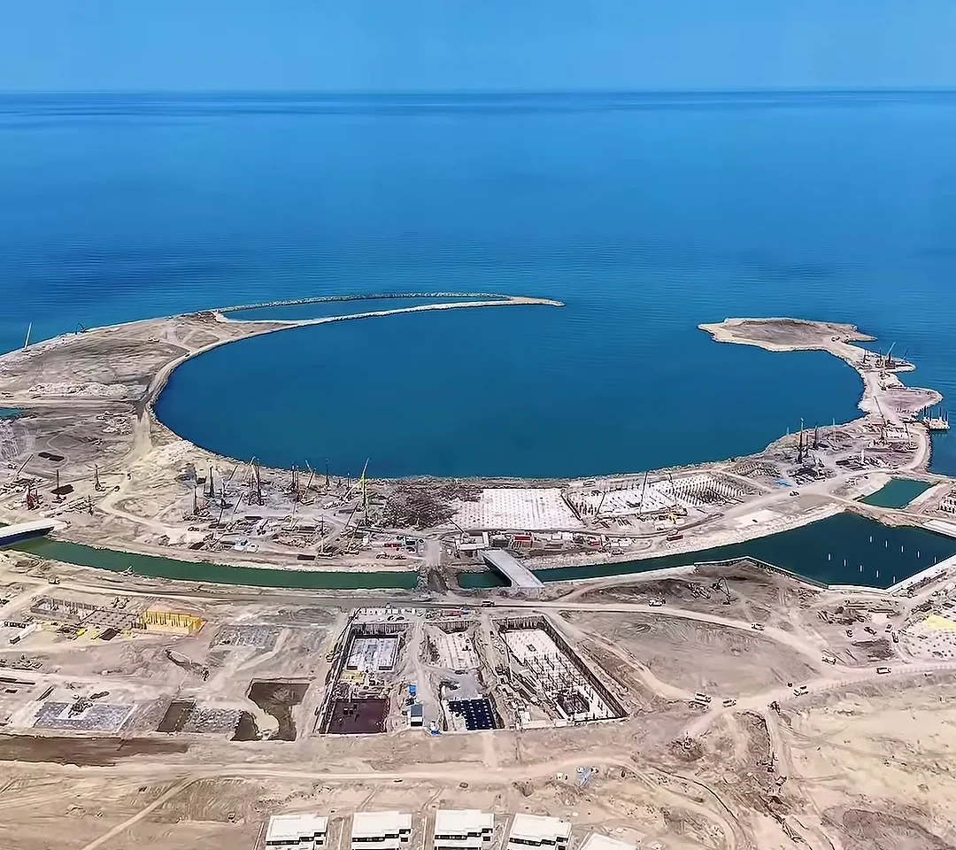 Halfmoon в мае 2026 года — на этот остров-полумесяц, по словам застройщика, будут смотреть окна